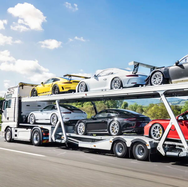 6 Porsche, 1 camion MAN